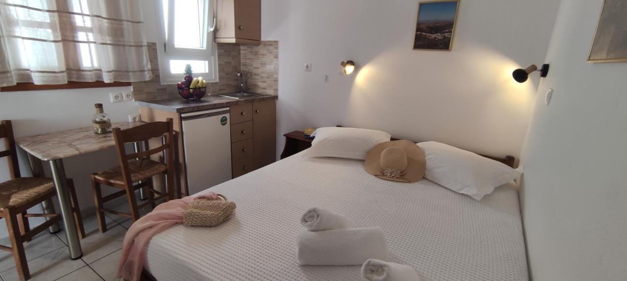 Kapetanos Rooms Naxos City エクステリア 写真