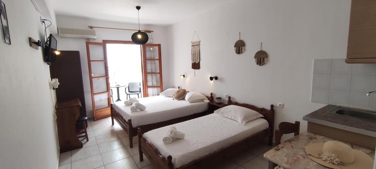 Kapetanos Rooms Naxos City エクステリア 写真