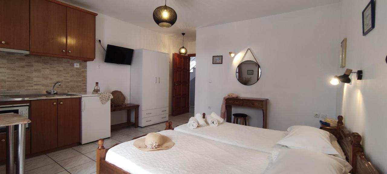 Kapetanos Rooms Naxos City エクステリア 写真
