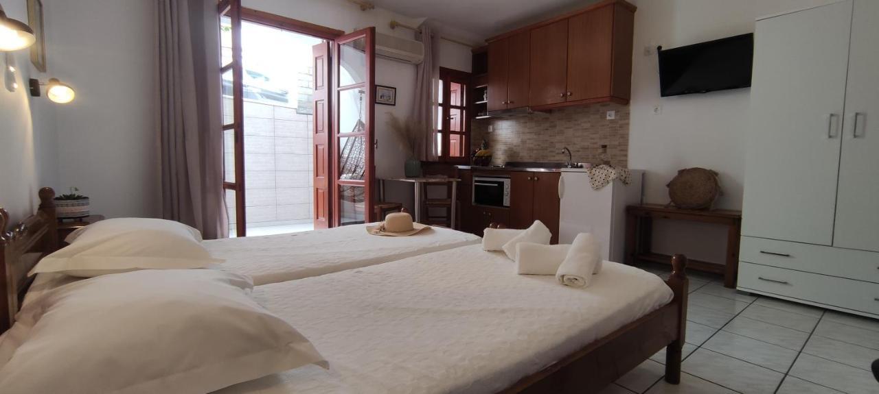 Kapetanos Rooms Naxos City エクステリア 写真
