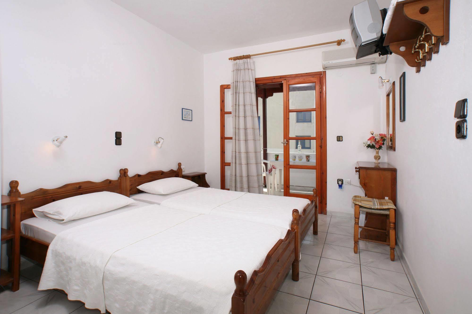 Kapetanos Rooms Naxos City エクステリア 写真