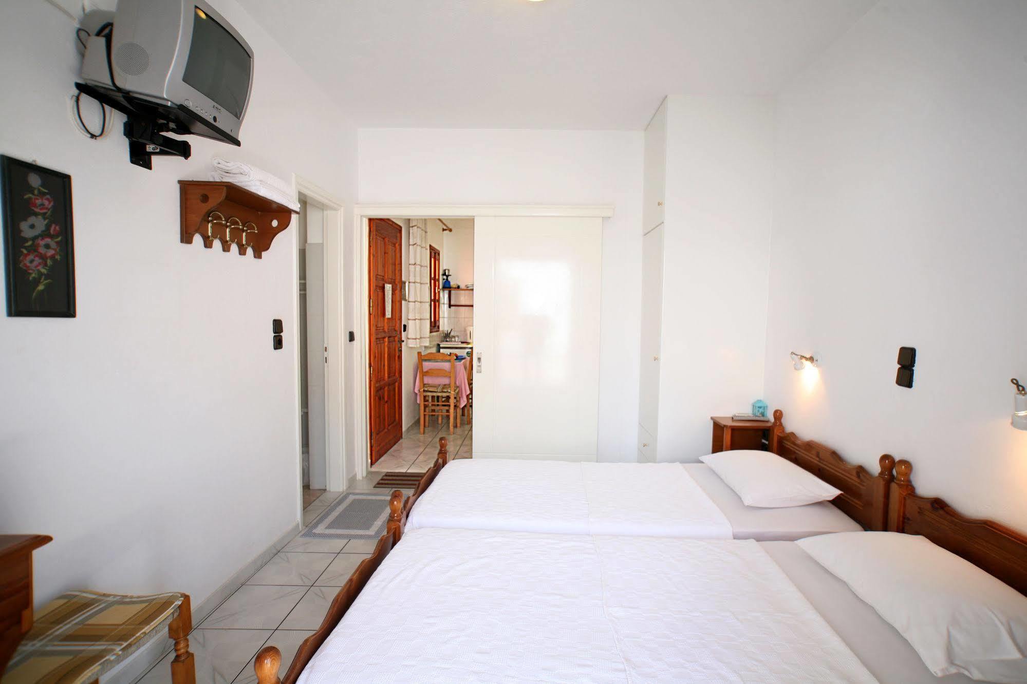 Kapetanos Rooms Naxos City エクステリア 写真