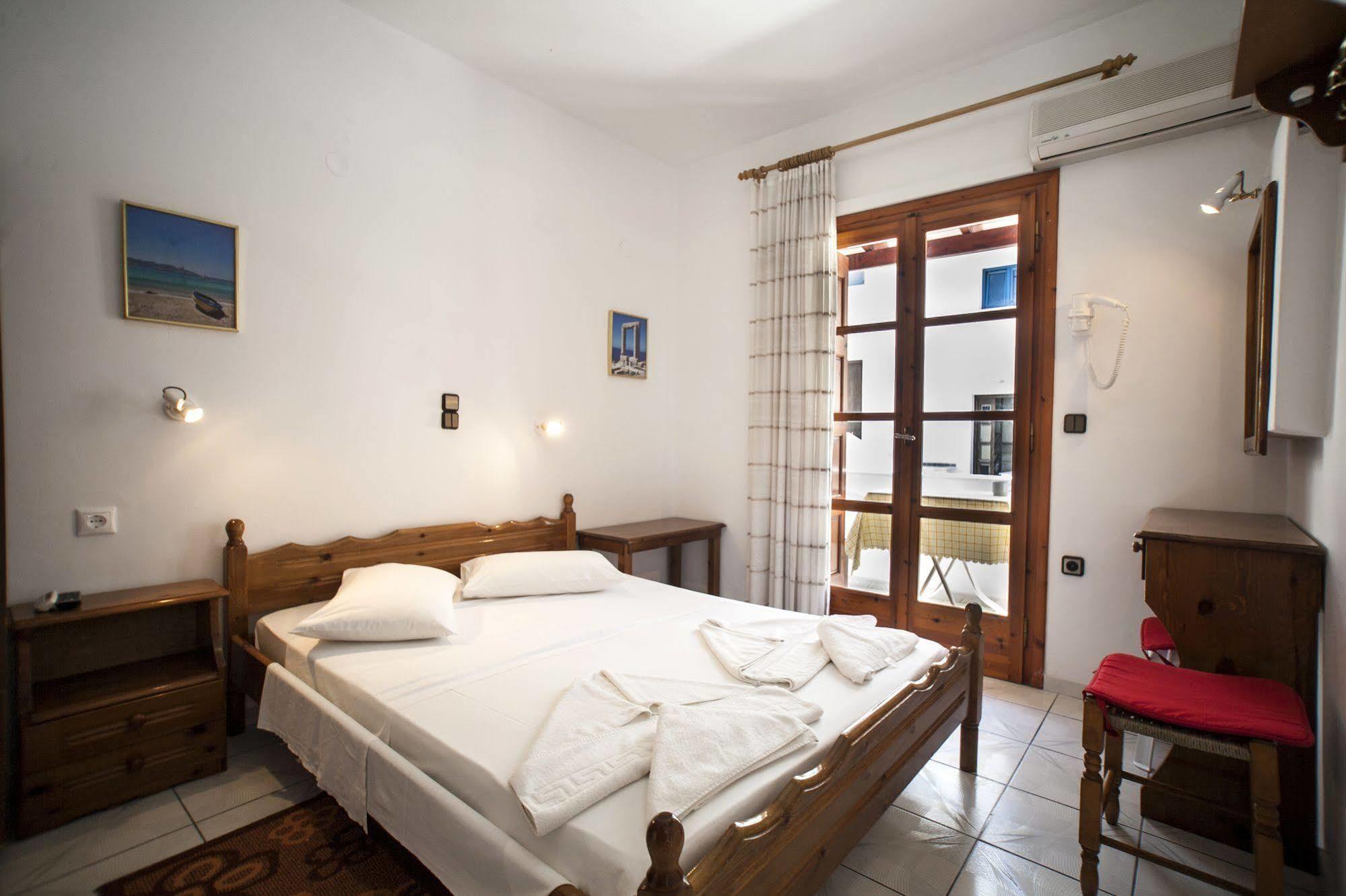 Kapetanos Rooms Naxos City エクステリア 写真